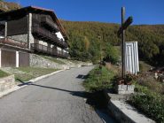 foto2 la croce di legno, di lì a poco la strada diverrà carrareccia