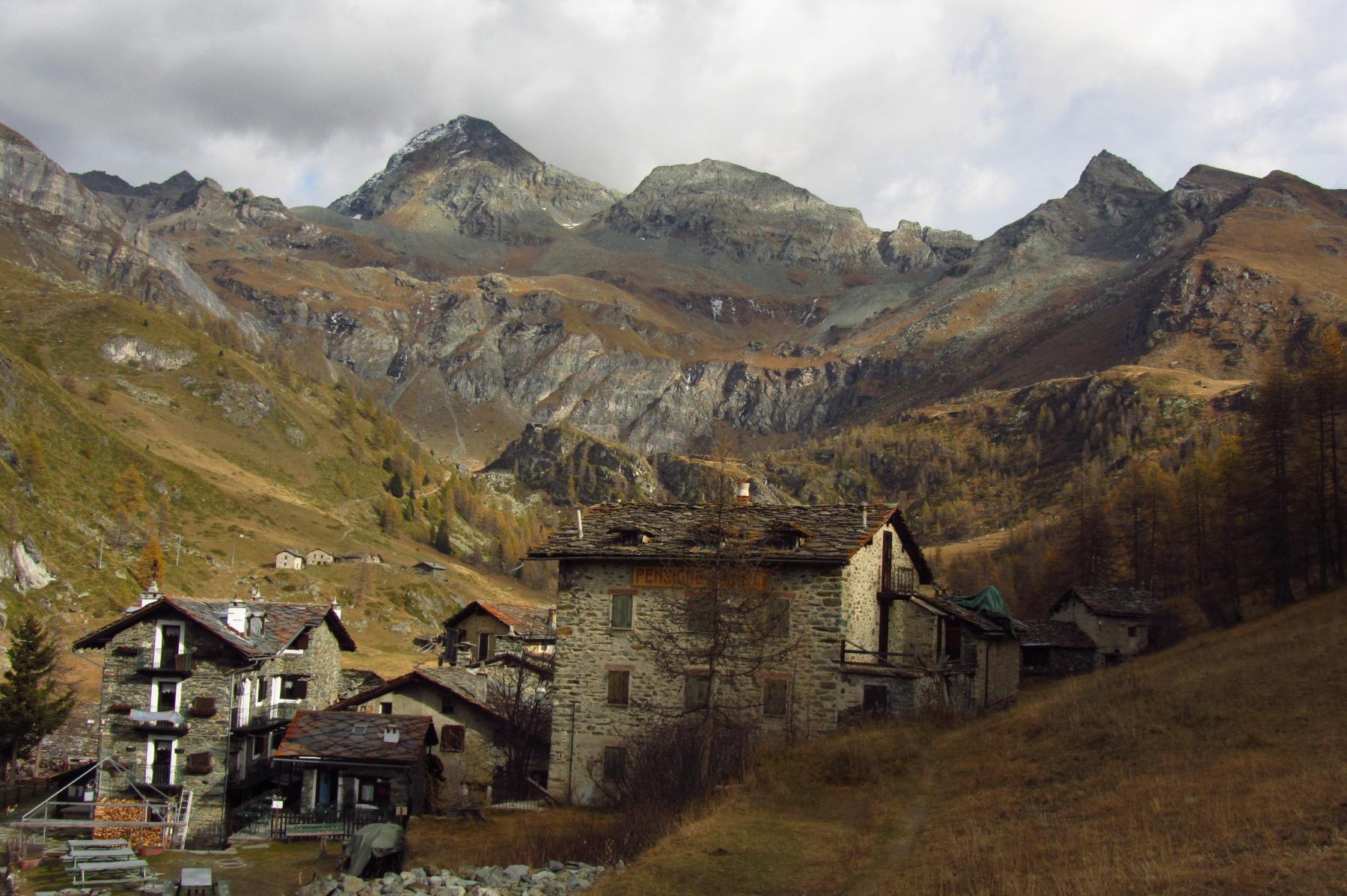 La becca sullo sfondo a destra fa da cornice allincantevole villaggio di Cheneil