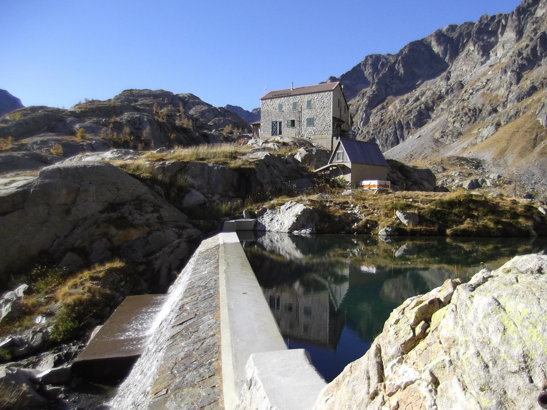 il Rifugio Valmasque e lo sfioratore da attraversare