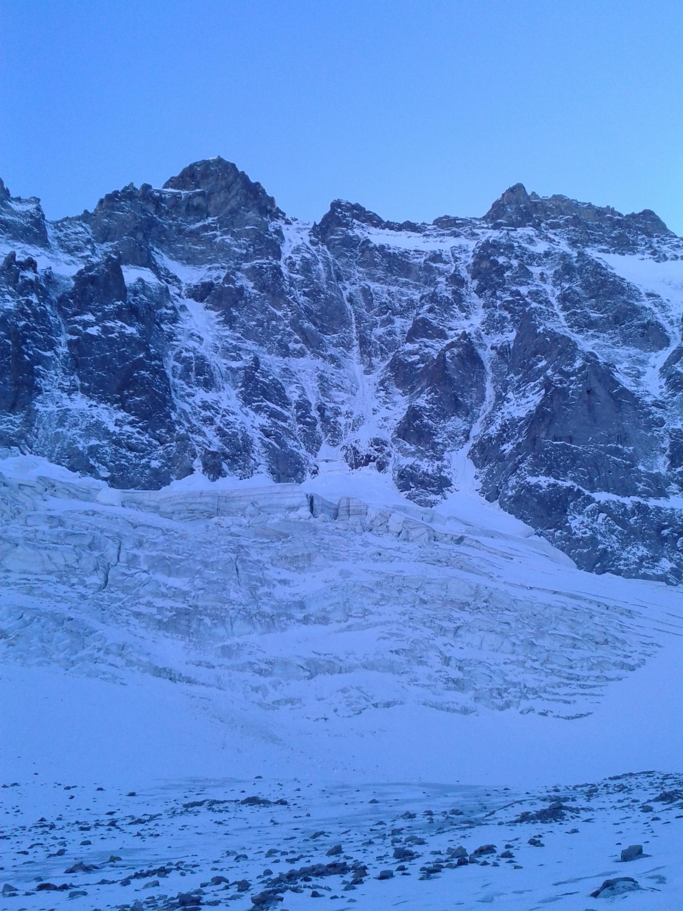 la linea di salita con, evidente a destra, la Pschitt