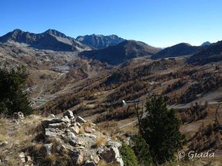 Vista dalla Tete de la Cabane verso Isola 2000 e il crinale percorso