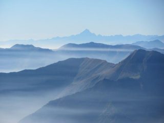 Il Monviso fra le nebbie