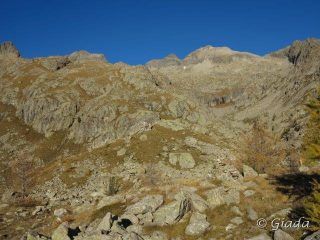 Il punto dove si devia verso i pendii del Cayre Cabret, a destra la palina