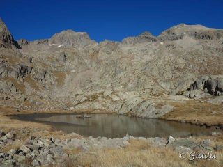 Lac Balaour parzialmente ghiacciato e dietro Gelas e Cayre Cabret