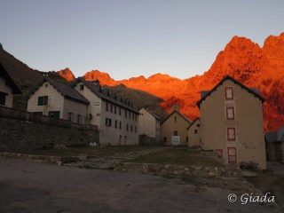 Madone de Fenestre nella magia del tramonto circondate da vette infuocate