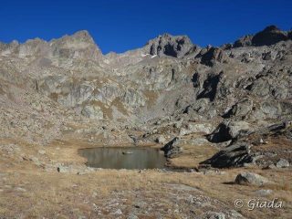 Lac Balaour, dietro St. Robert e Gelas