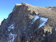 La vetta con il sottostante strapiombo visti scendendo