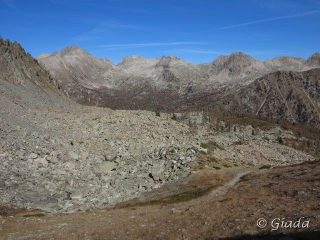 Dal colle uno sguardo su Les Adus e i monti dietro