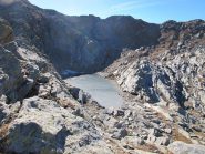Lago Giassetto, a dx in fondo il pendio di discesa