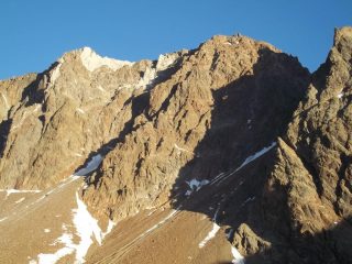 la becca con relativa cresta di discesa sulla sx