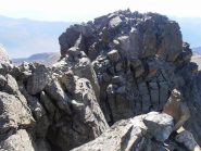 14 - Cima sud vista dalla cima nord, a metà strada i soci in risalita