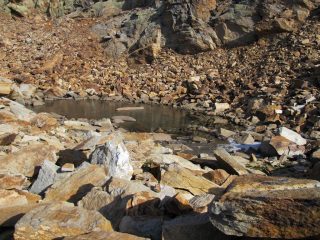 Il minuscolo laghetto nei pressi della pietraia sotto la Bordevolo