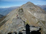 In cresta con la vetta ancora lontana