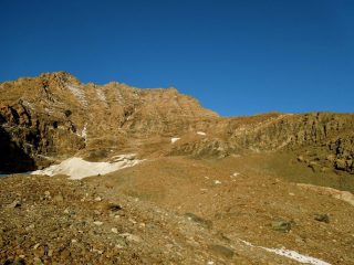 Le pietraie da percorrere e a destra la cengia da salire