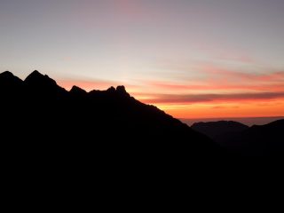 L'alba evidenzia il profilo della Corna e del Servin