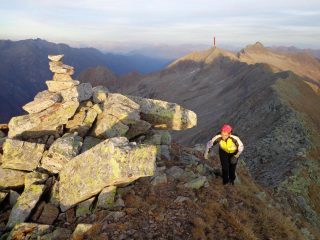Simona vicina alla terza cima, il Palone del Badile, in fondo la prima, il Pizzo della Moriana