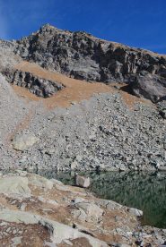 Lago e cengia erbosa