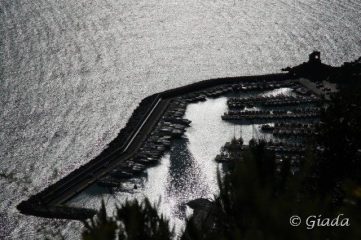 Porticciolo immerso nel sole