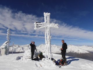01 - Davide ed Elio con la croce di vetta gelata