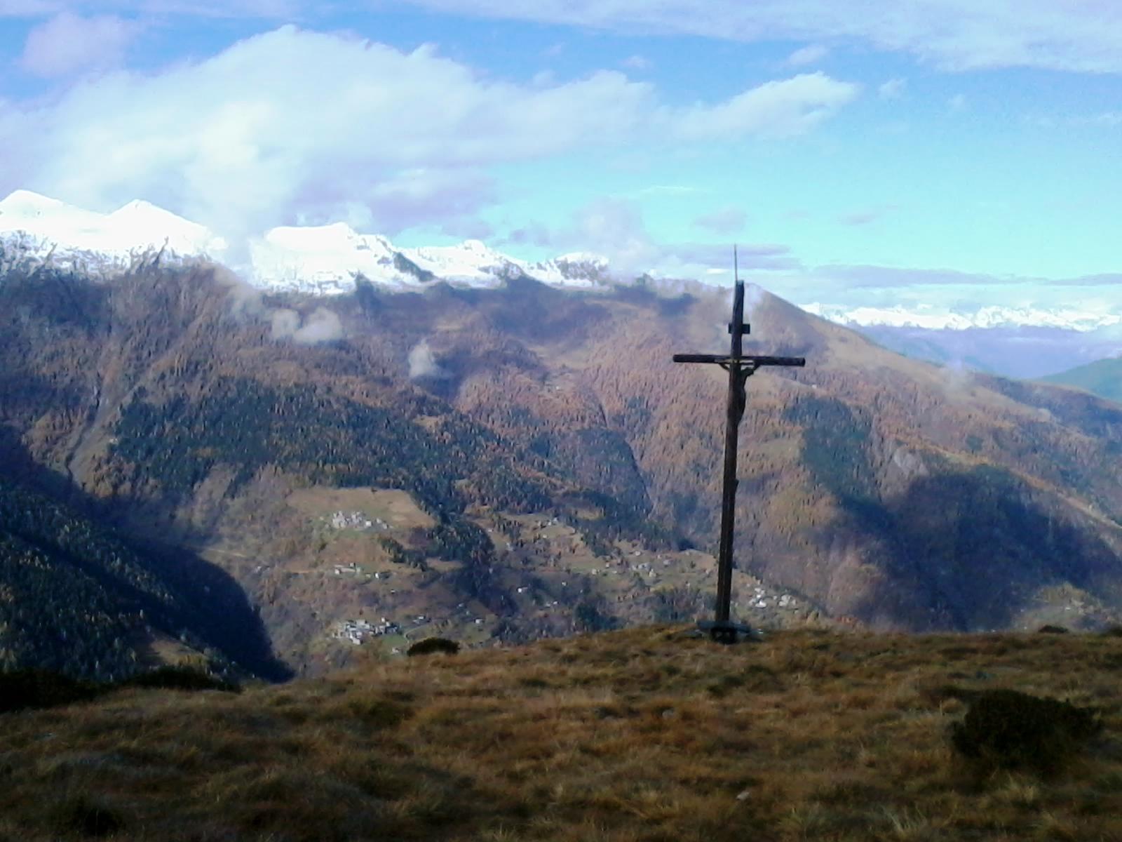 Croce di vetta e da sx M. Colombana, M. Rotondo, M. Stavello, M. Rosetta, M. Combana 