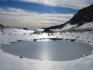 Laghetto ghiacciato nel pianoro subito dopo il passo