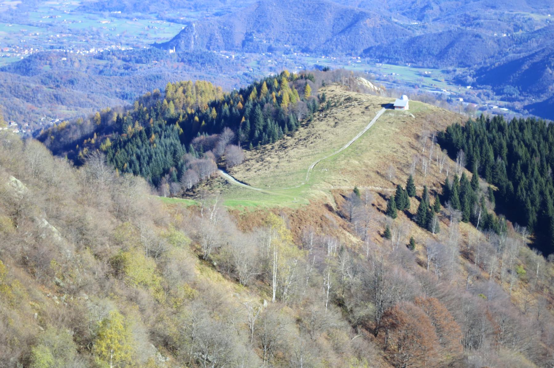 al Col Morteis si giunge dalla traccia visibile a destra