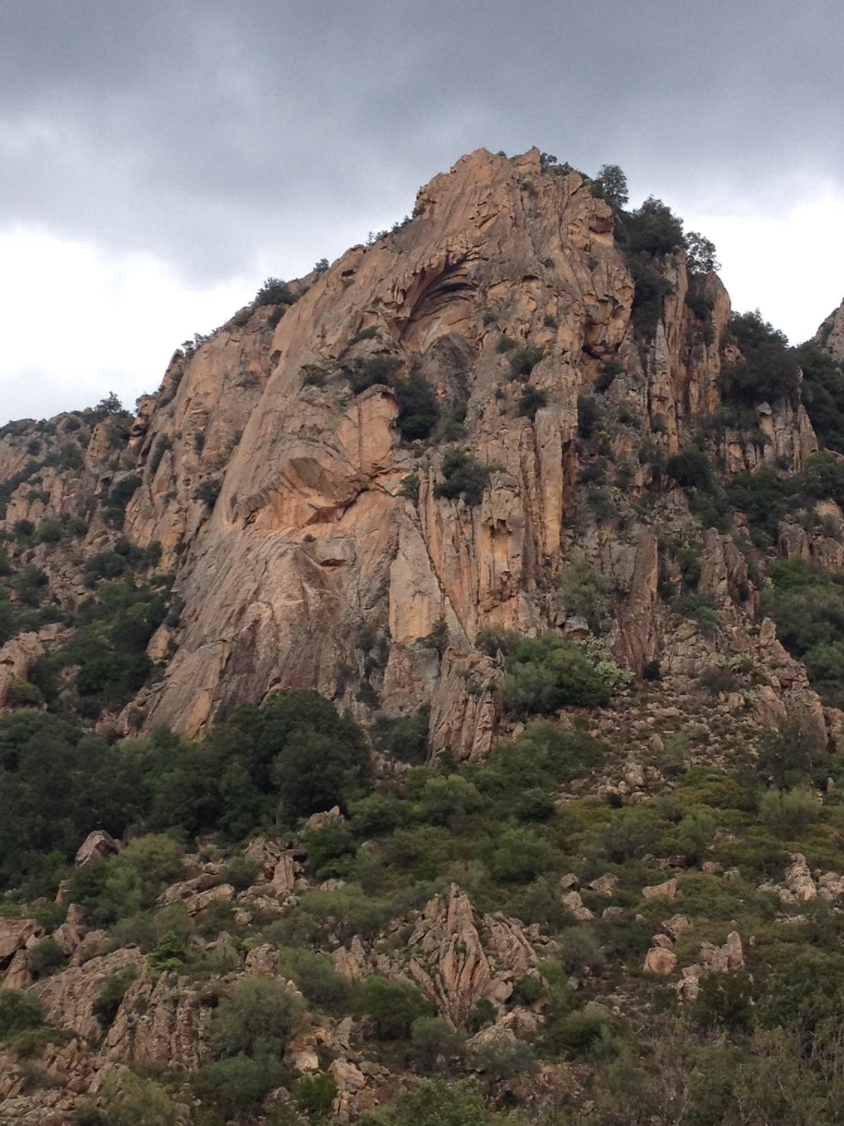 Il bel pilastro rosa della via