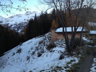 Primi raggi di sole sulla Testa dei Fra, vista arrivando a Belle Crete