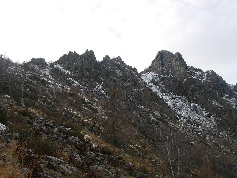 Sulla sinistra la Cresta E-N-E