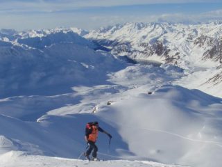 Sullo sfondo i laghi Ritom e Cadagno