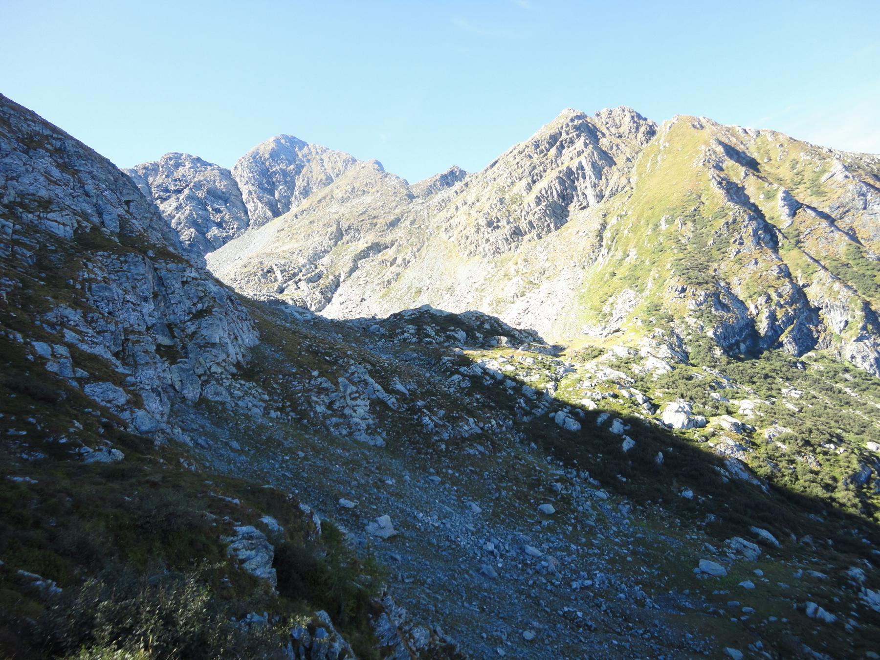 Punta della Forcola e a sx Rocca del Forno dalla conca sottostante 