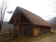 bellissima costruzione in legno e paglia (da vedere assolutamente!)