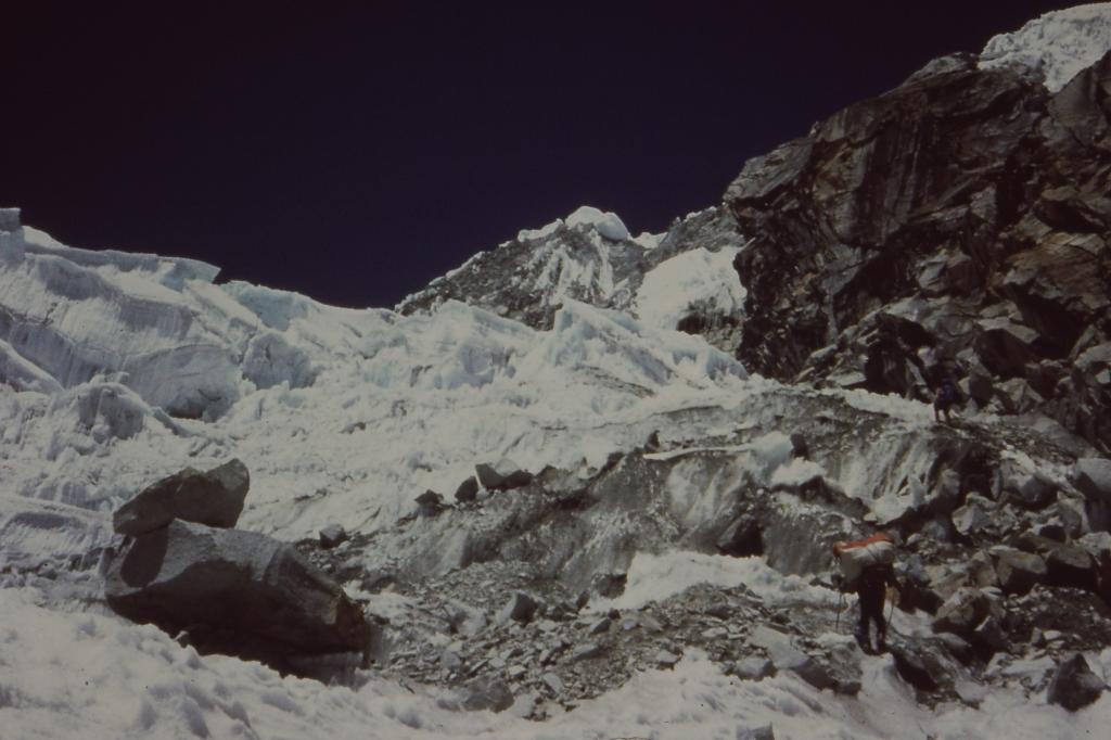 passaggio molto pericoloso per le continue scariche di sassi