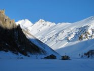 Grange Valfredda, sullo sfondo a sx Cima del Vallonetto