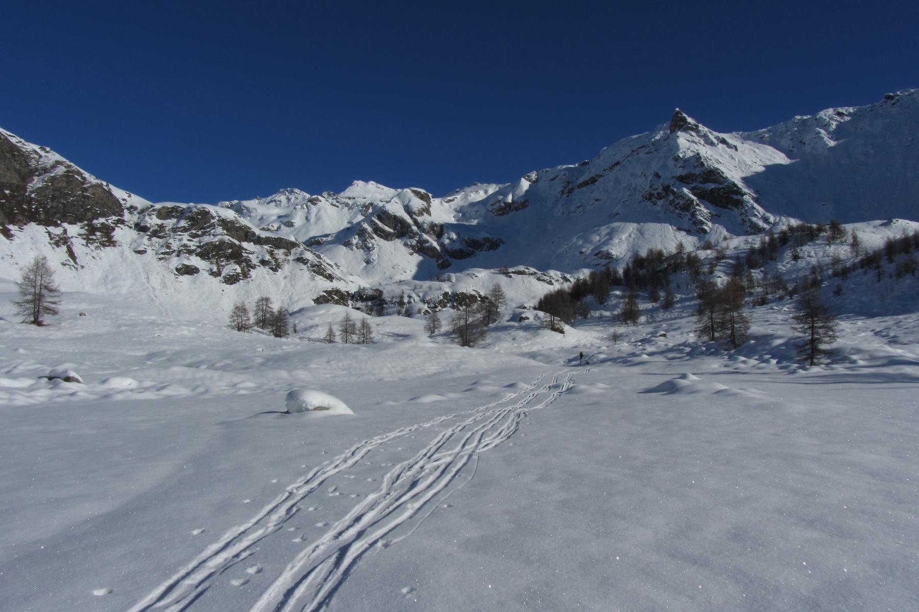 Il vallone di salita a quota 2300 con sullo sfondo a sinistra la cima del Bec di Nana