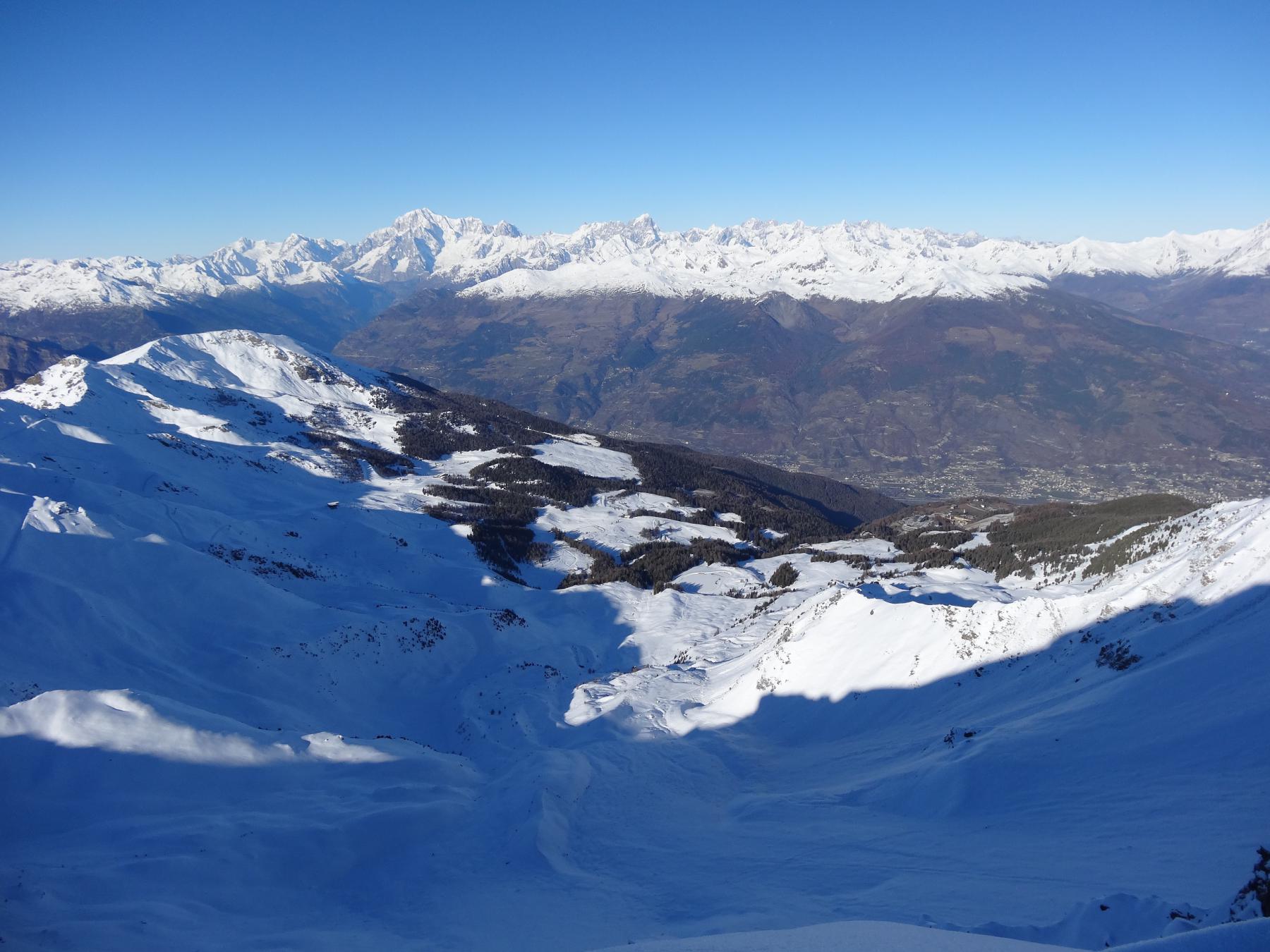 dalla cima il vallone percorso e parte della conca di Pila