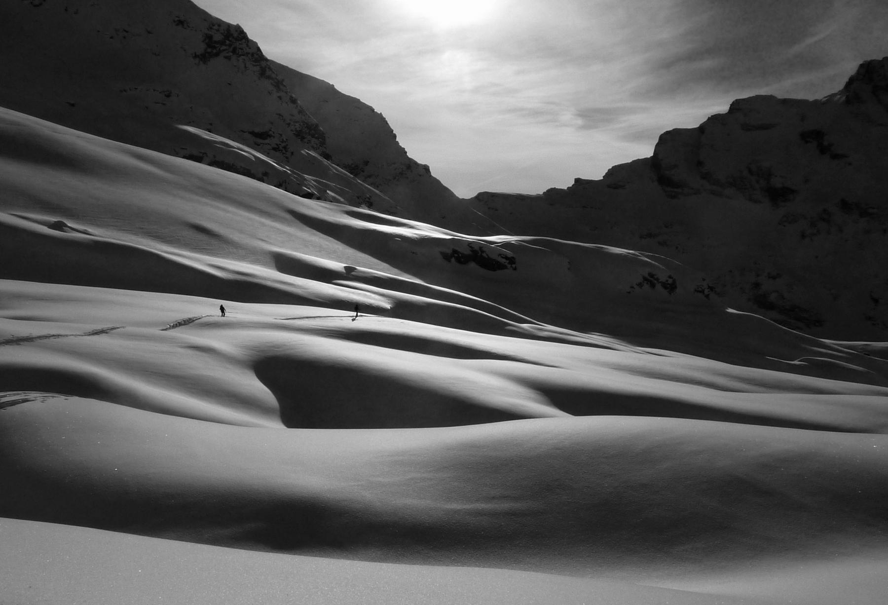 Giunti agli ometti alla base del Ciarforon si taglia verso la Monciair in falsopiano (meglio tenere le pelli)