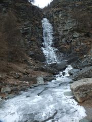 La Cascata del Pis non ancora ghiacciata del tutto