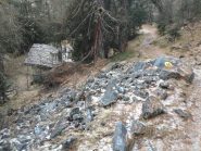L’alpeggio di Freydevaz ed il sentiero 43-44 salendo, poco dopo l’attraversamento del torrente.