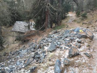 L’alpeggio di Freydevaz ed il sentiero 43-44 salendo, poco dopo l’attraversamento del torrente.