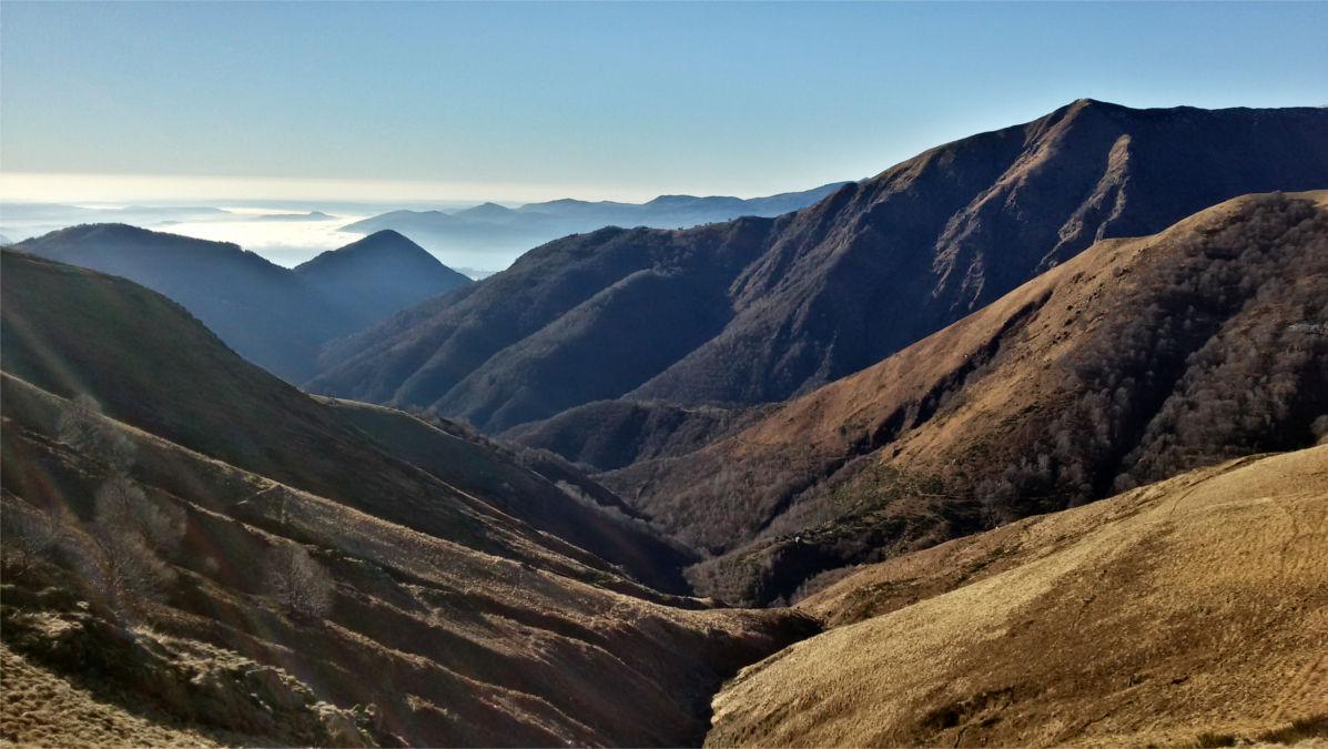 La valle risalita, visibili alcuni alpeggi visitati