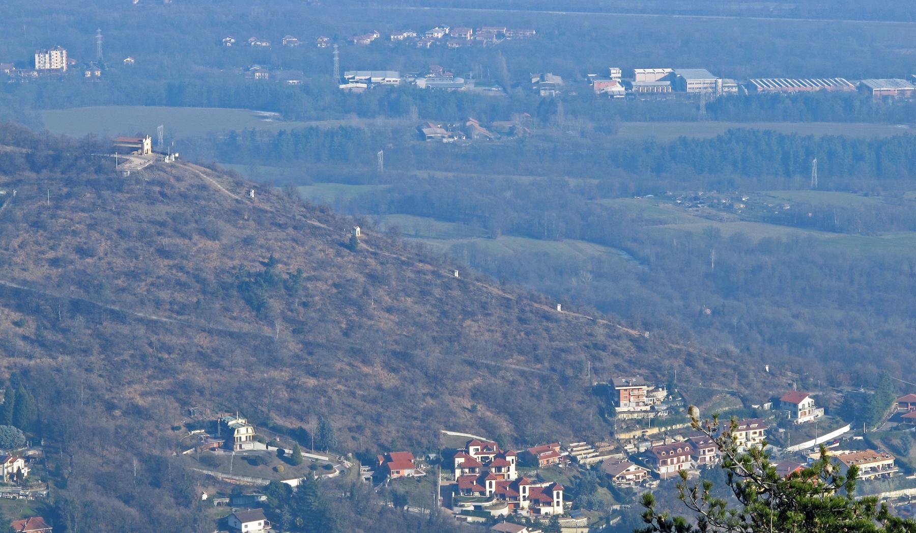 I piloni della Via Crucis,inizio di questa escursione,visti dal M. Baron