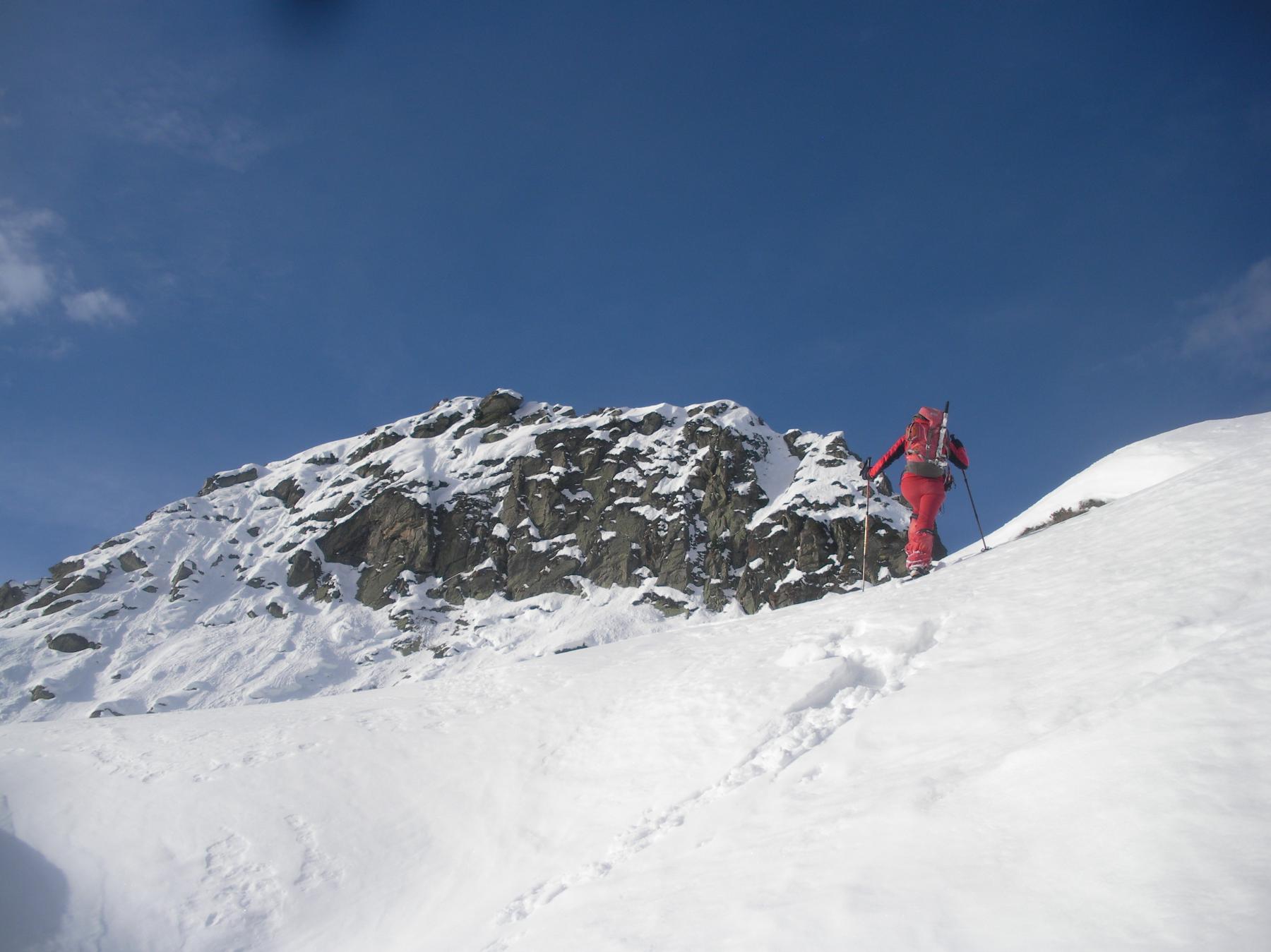 salendo al Colle Coda di Jonno con a sx la bastionata Serange..