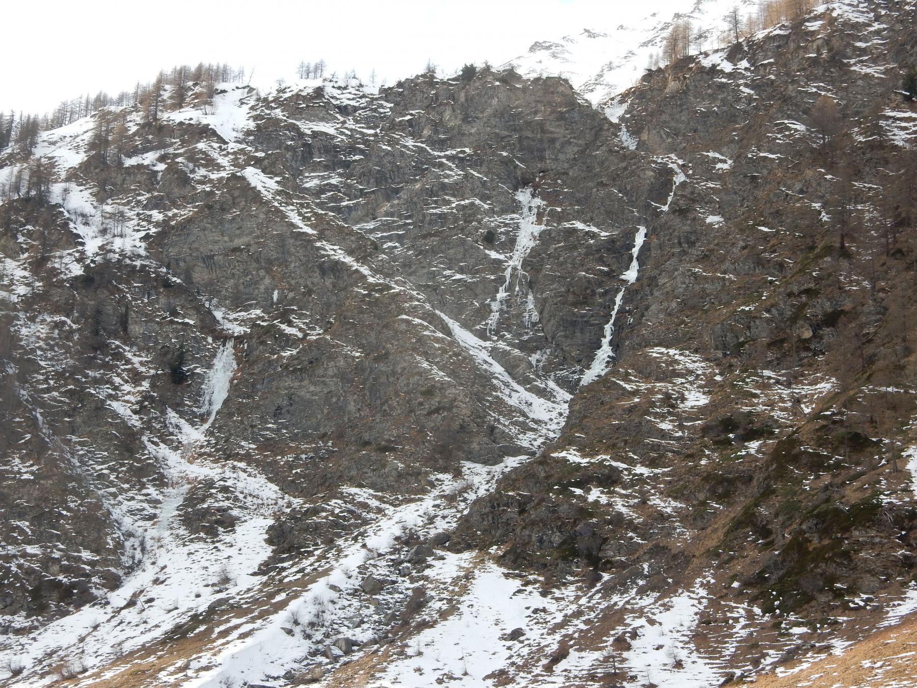 Il bell'anfiteatro di Bout du Col, da sx verso dx: la pancia non c'è più, lupo mannaro e passaporto per l'effimero