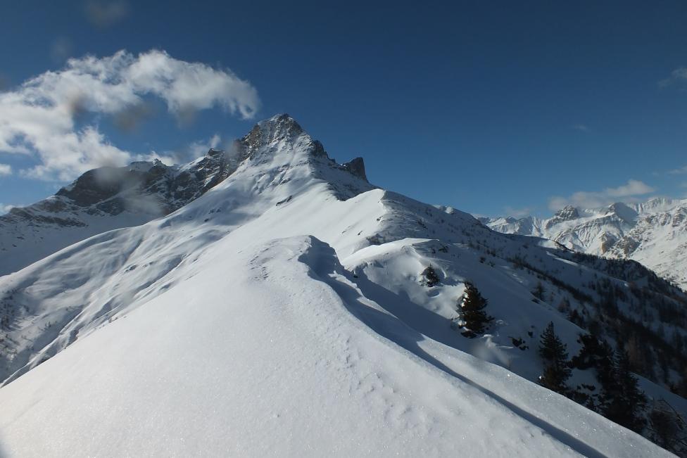 La punta centrale innevata