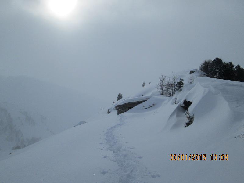 si intravede la casermetta sommersa dalla neve