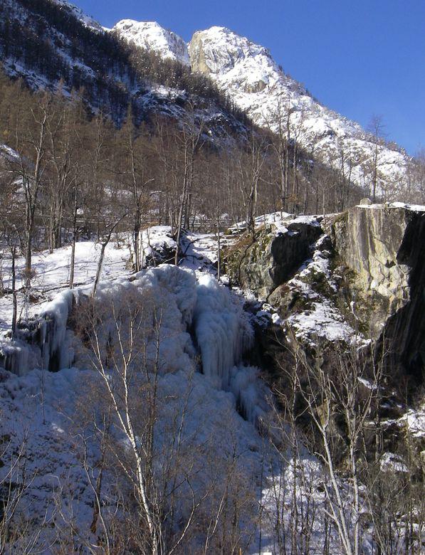 ghiaccio sopra il torrente Ailefroide