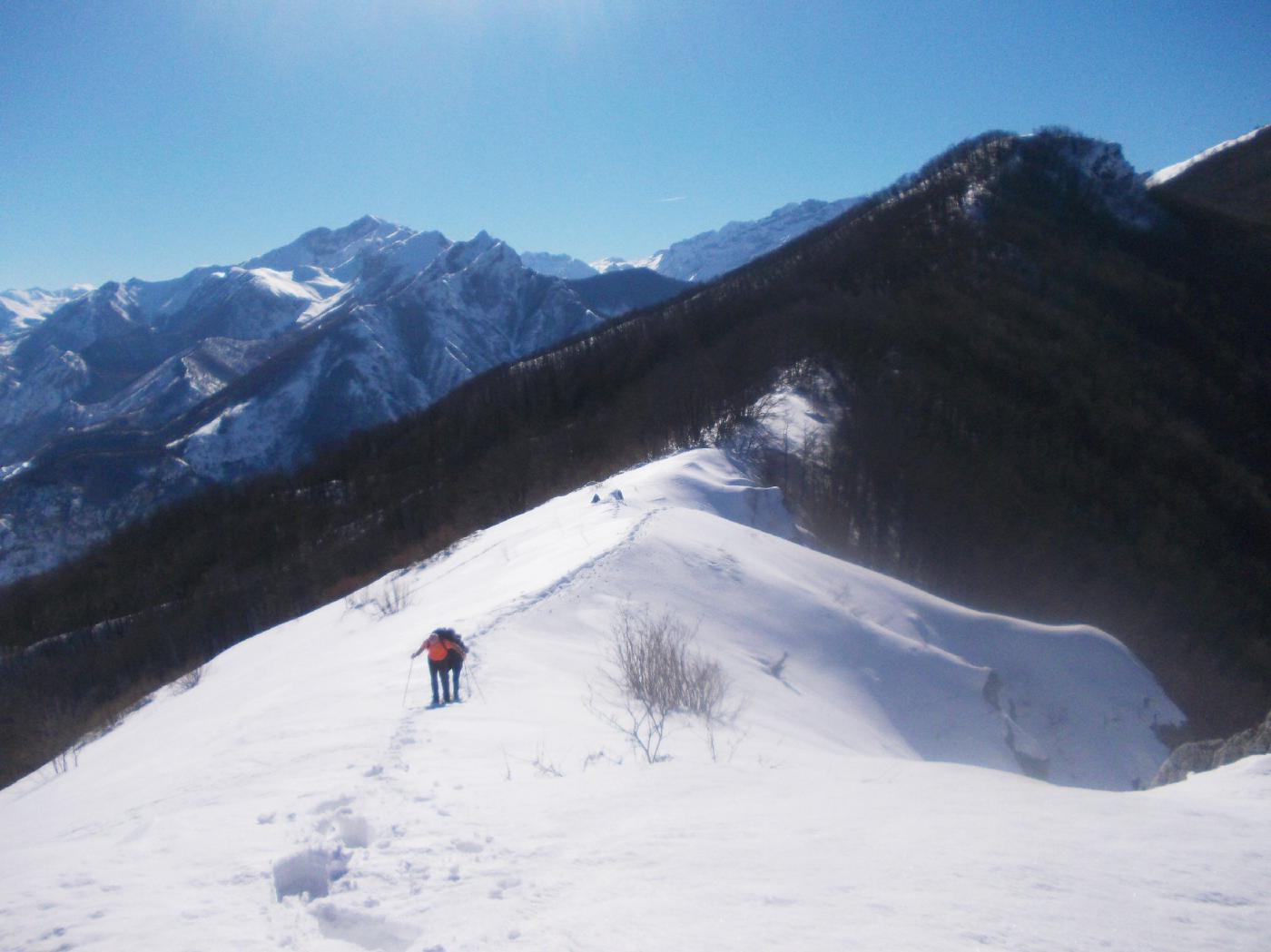 sul costone ,alle spalle il Roccaston