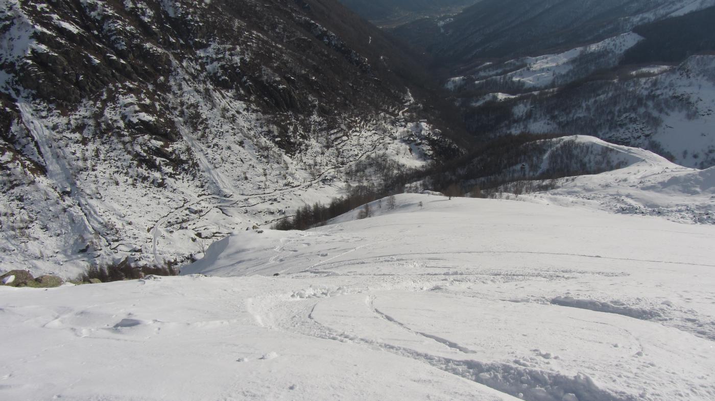 Da qui al limitare del bosco ripido il tratto meglio sciabile