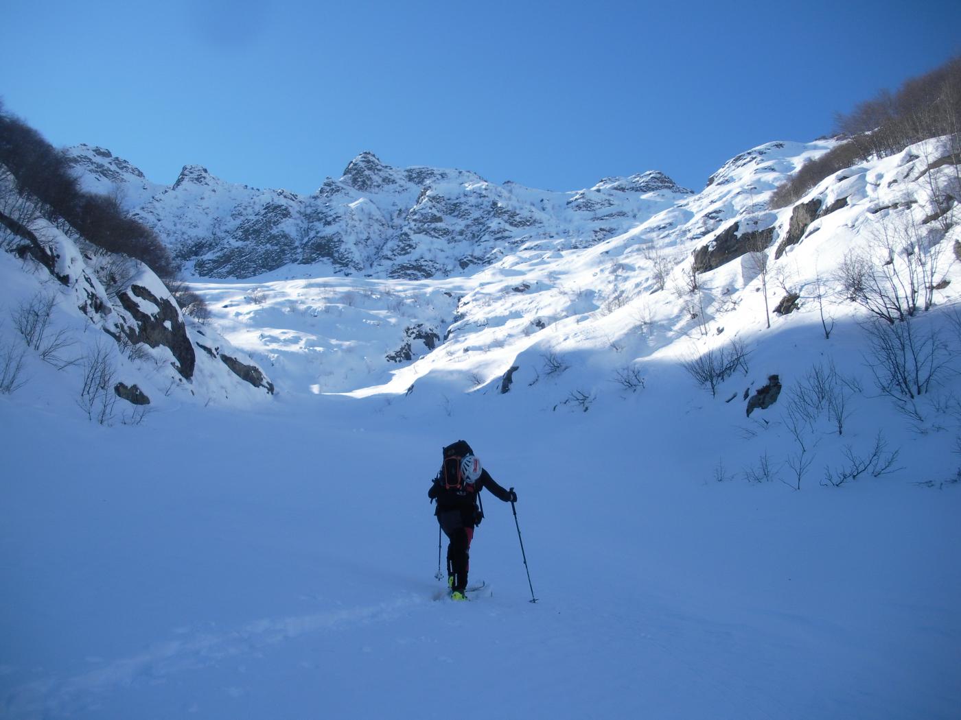 risalendo la valle del Laus..